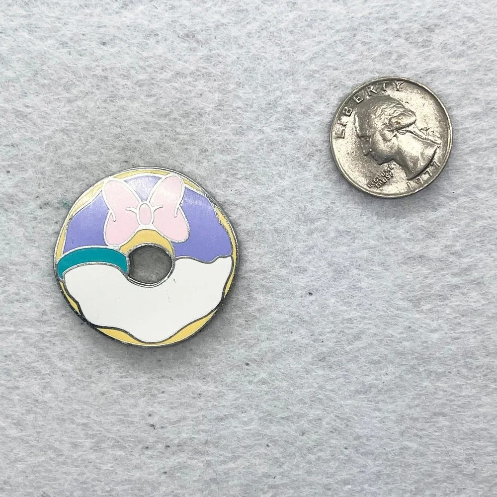 🔮 5/$25 Disney Daisy Duck Donut Pin